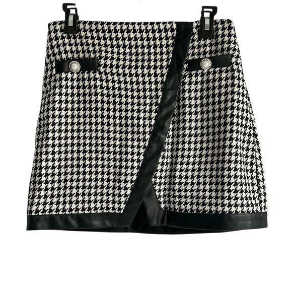 Vici Dresses & Skirts - VICI Women’s Size Large Black & White Houndstooth‎ Knit  Mini Skirt